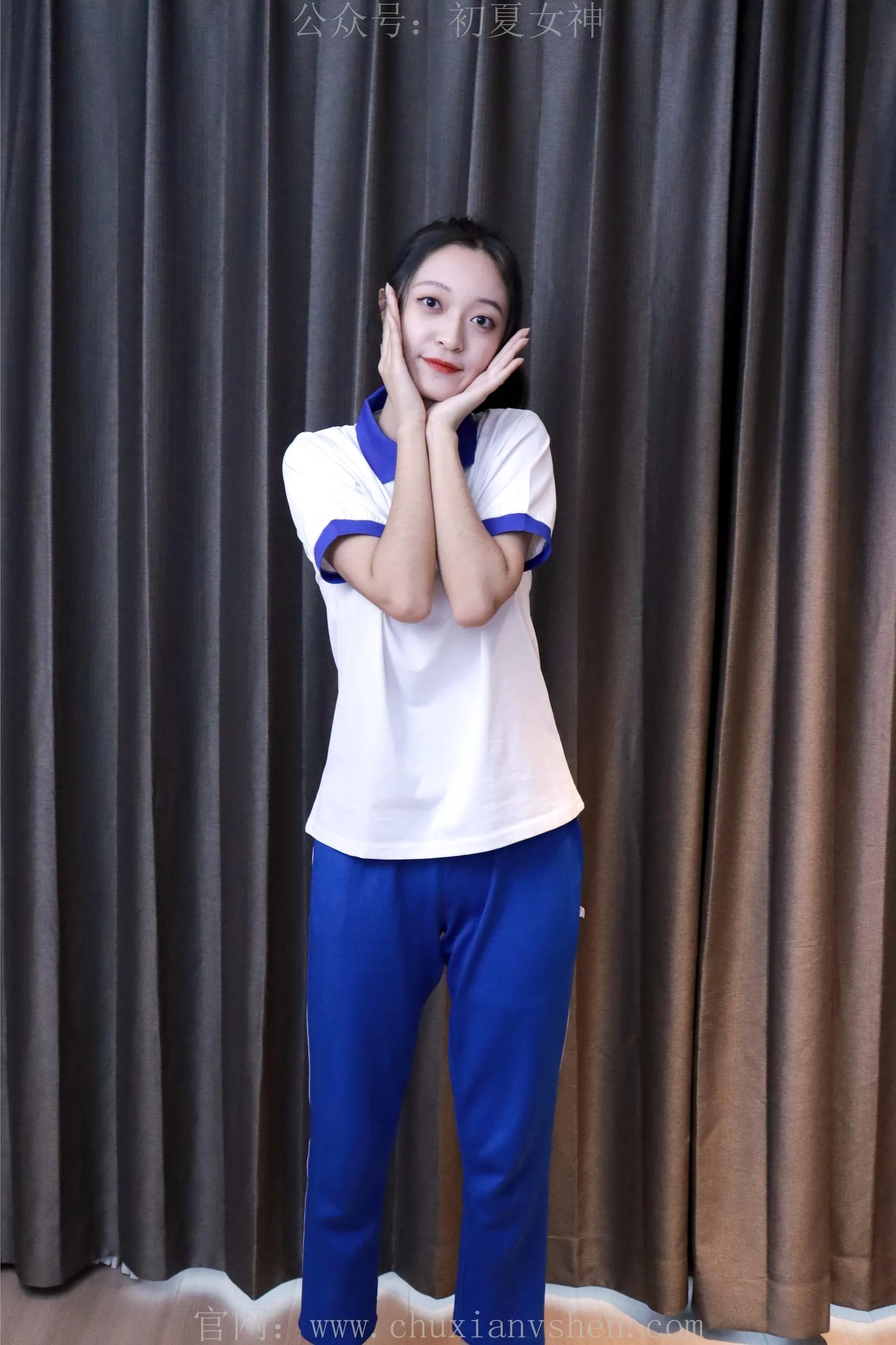 初夏女神 NO.001 依依校服搭配37码运动鞋拍摄 [126P]插图2